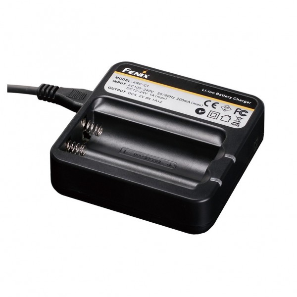 Alimentator Fenix pentru acumulatori 18650